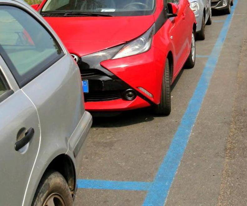 Diventano blu 230 posti auto (altri 162 spazi per gli scooter)