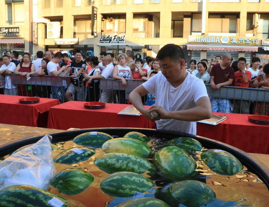 Chinatown, tutti pazzi per il cocomero 
