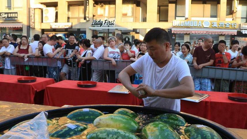 Chinatown, tutti pazzi per il cocomero