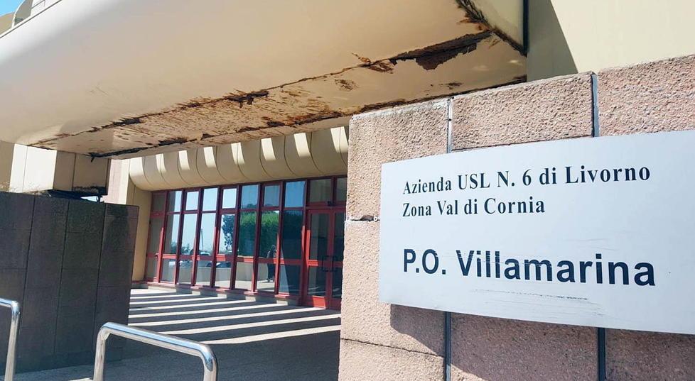 In brutte condizioni la tettoia all’ingresso