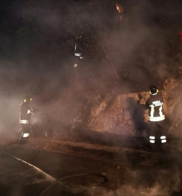 Una Smart brucia nella notte, a fuoco anche la vegetazione 