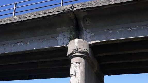 Ponte Bastia, piloni scrostati