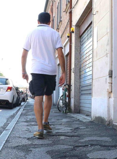 Marciapiede da incubo E i cittadini protestano