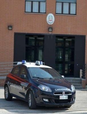 Spintonano esercente Arrestati dopo la fuga 