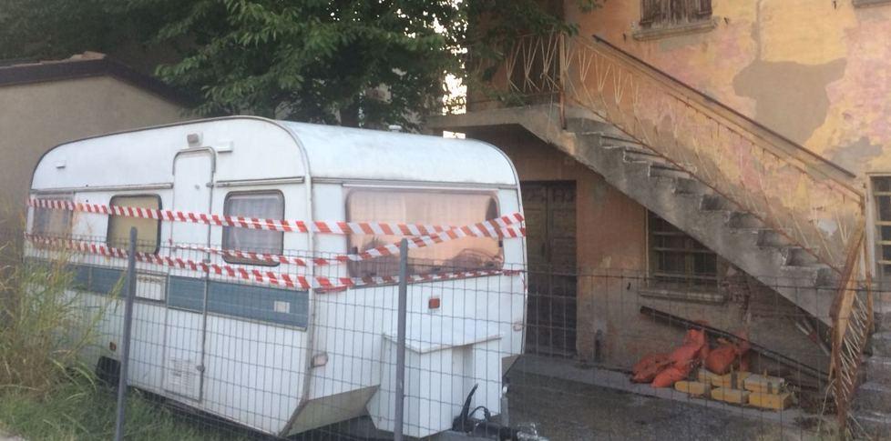 Vandalizzata la roulotte della Protezione civile «Ora è da rottamare»