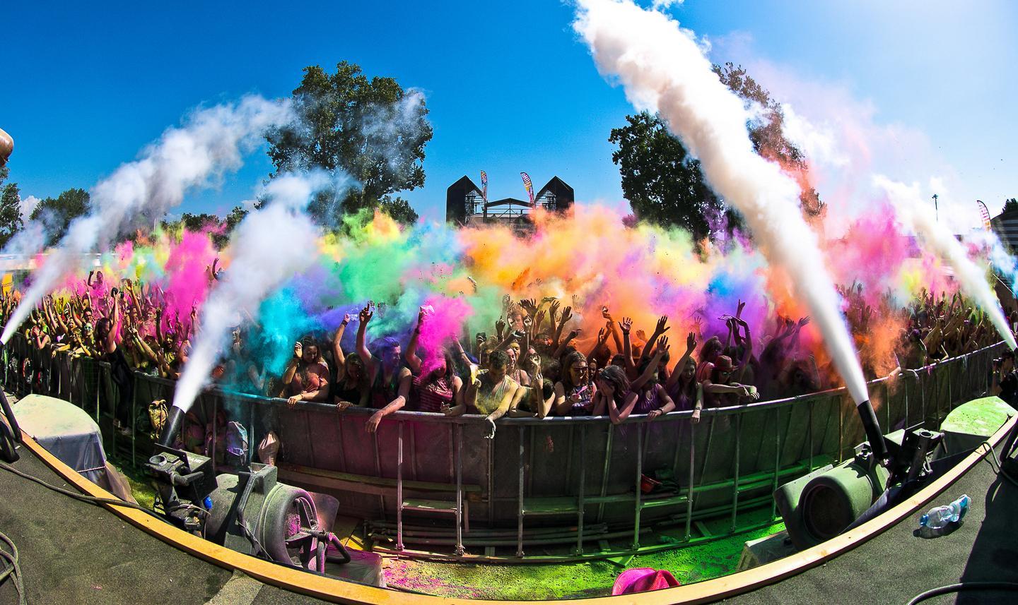 Si cerca una data per l’Holi Dance Festival