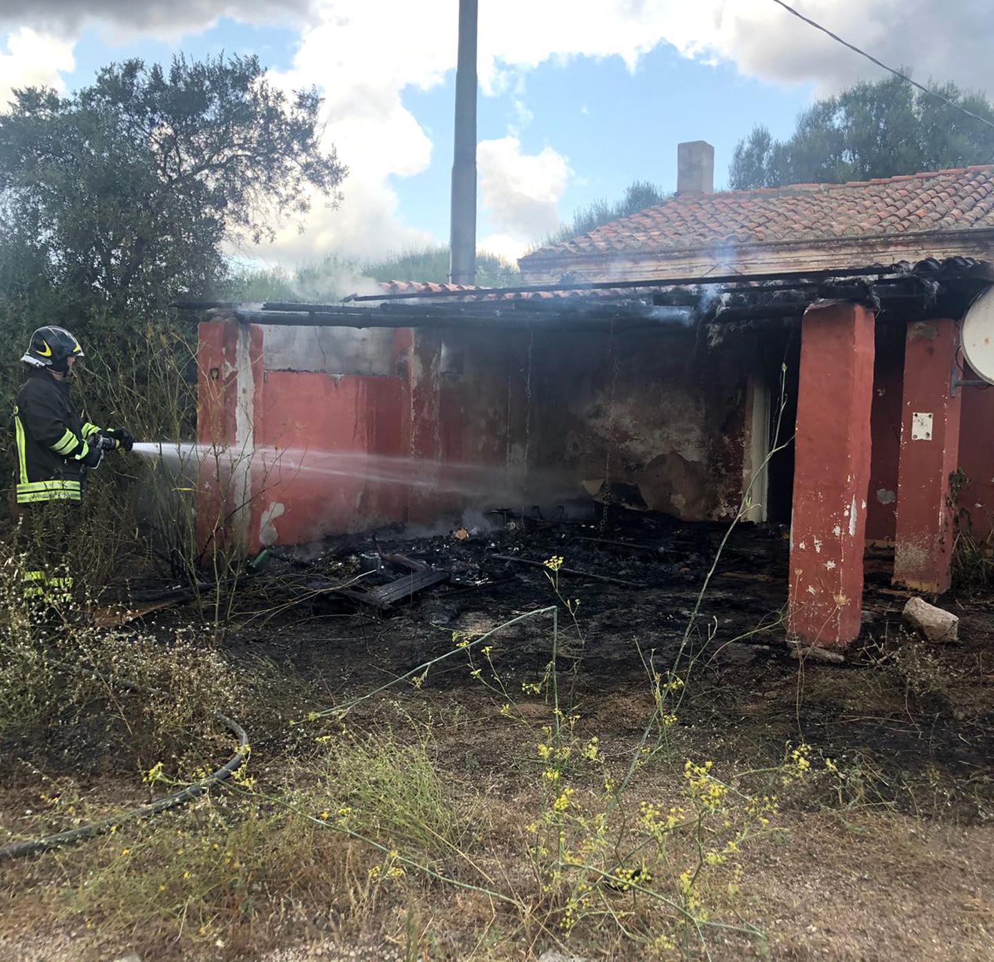 Fiamme a Tiana da una bombola casolare distrutto