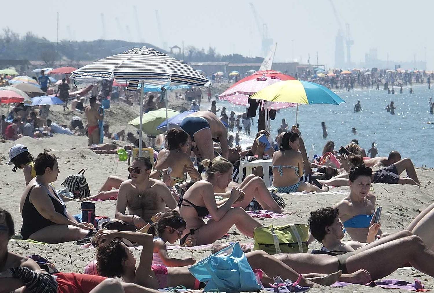 Sul litorale spiagge piene ma solo quando sono gratis 