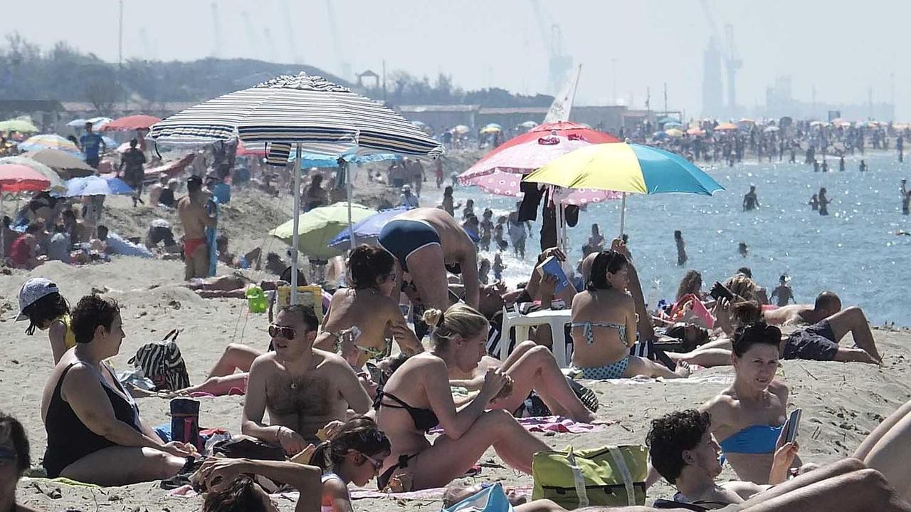 Sul litorale spiagge piene ma solo quando sono gratis