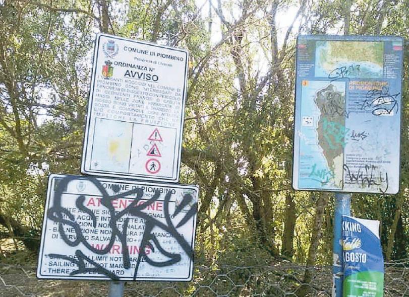 Baratti e Rimigliano, vandali scatenati: cartelli turistici rovinati e illeggibili