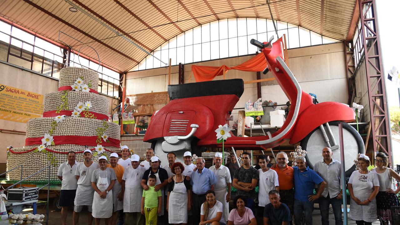 I pasticceri di Orentano al lavoro (Foto Franco Silvi)
