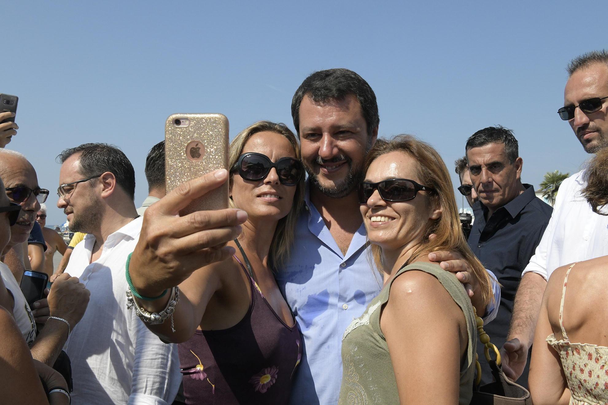 Matteo Salvini in Passeggiata a Viareggio prima del pranzo politico