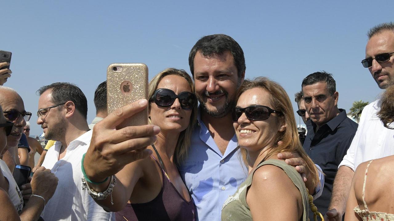 Matteo Salvini in Passeggiata a Viareggio prima del pranzo politico