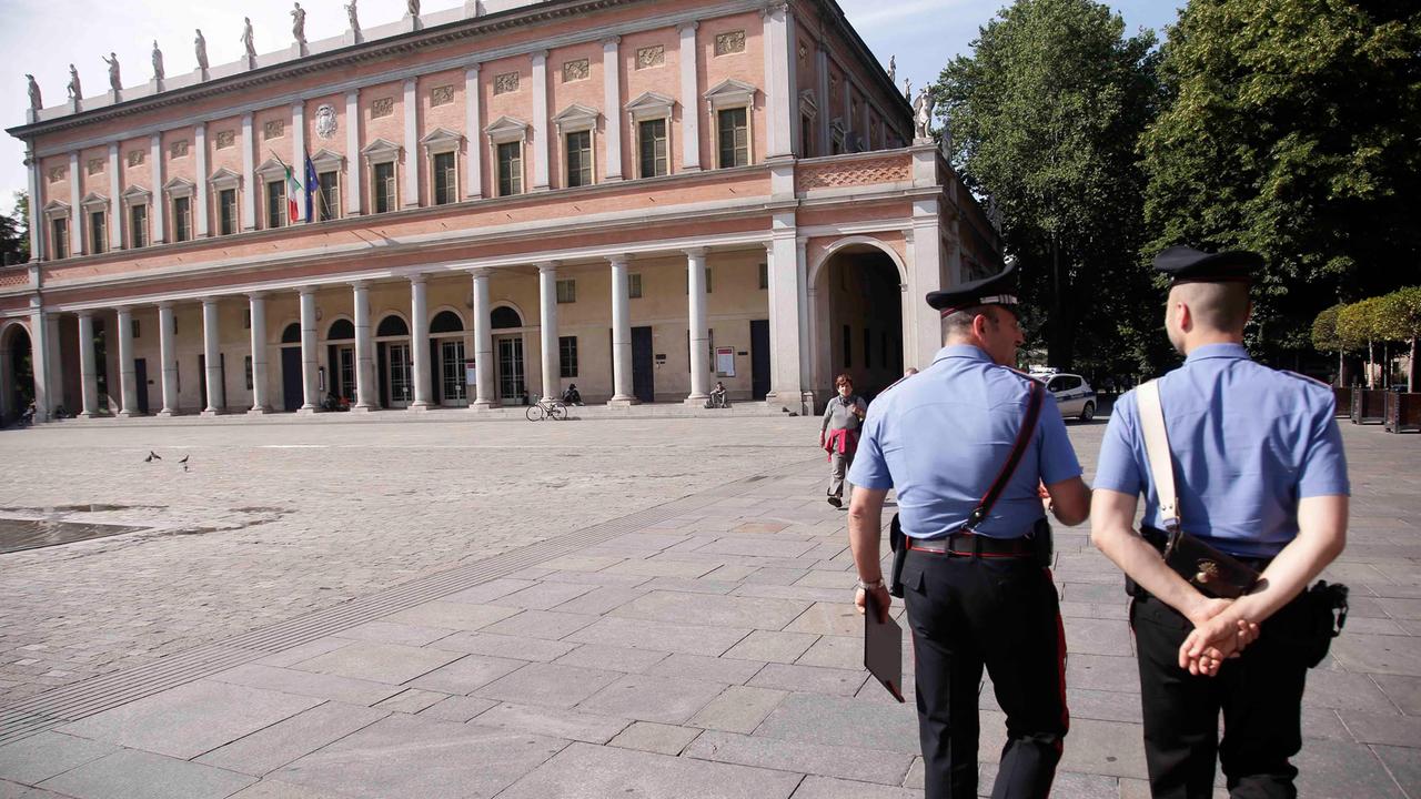 Vuole "piazzare" un telefono rubato e incappa nel proprietario, denunciato