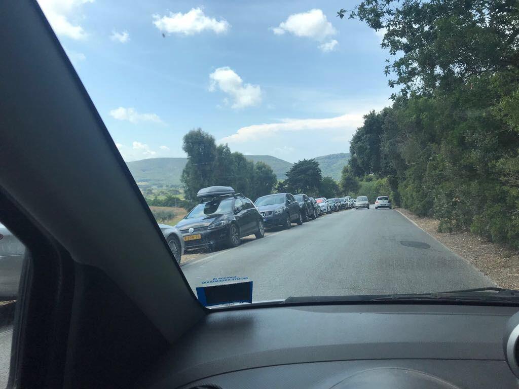 Macchine parcheggiate sulla strada a Baratti fin dal weekend dell'11-12 agosto