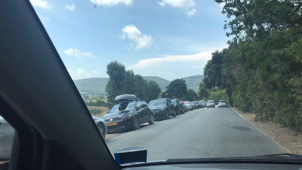 Macchine parcheggiate sulla strada a Baratti fin dal weekend dell'11-12 agosto