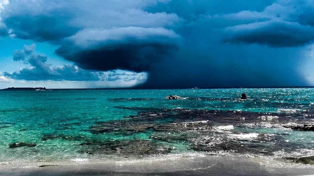 Lo spettacolo del temporale davanti alla spiaggia di Villasimius, la foto è del lettore Nicola Massa