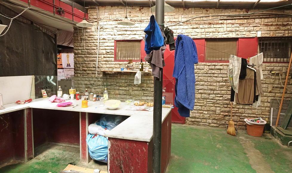 Piazza della Resistenza, l’ex pizzeria occupata da due senzatetto 