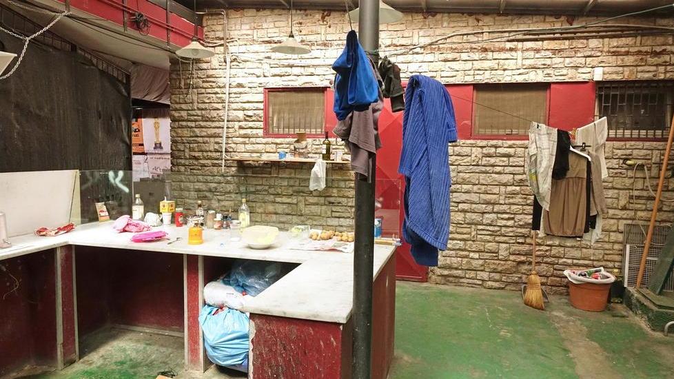 Piazza della Resistenza, l’ex pizzeria occupata da due senzatetto