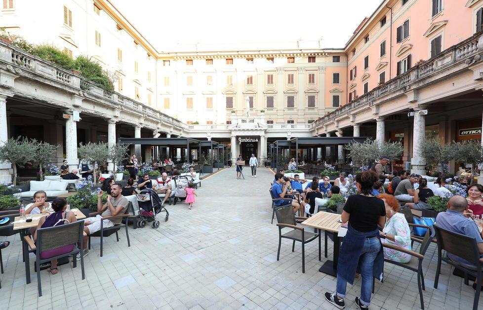 Il piazzale del Gambrinus rinnovato dalla società PB srl che gestisce il ristorante Foody Farm (foto nucci