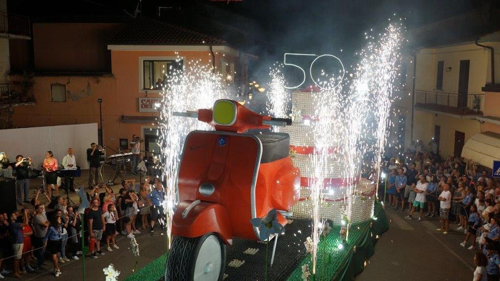 La Vespa Primavera con migliaia di bigné - Video