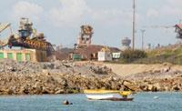 Turisti in fuga dalle spiaggenauseati dal tanfo dei fanghi