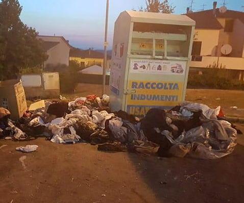 Rifiuti e degrado intorno ai cassonetti di raccolta degli abiti 