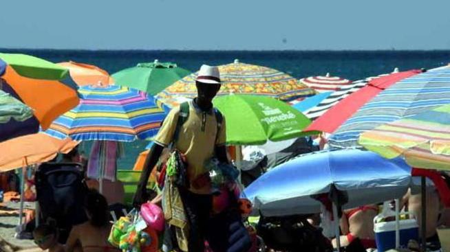 Sos dalla spiaggia libera della Fossa Maestra: invasione domenicale