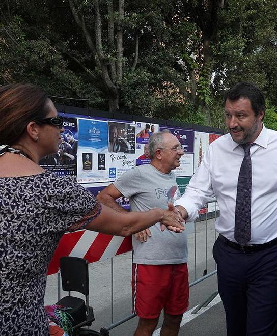Bagno di folla per Salvini alla Versiliana E dopo il comizio cena nella villa di Bocelli 