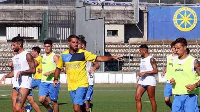 Carrarese, caccia a un centrocampista di qualità