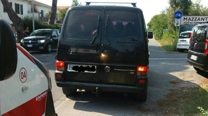 Segnalano un furgone nero a bordo quattro pregiudicati