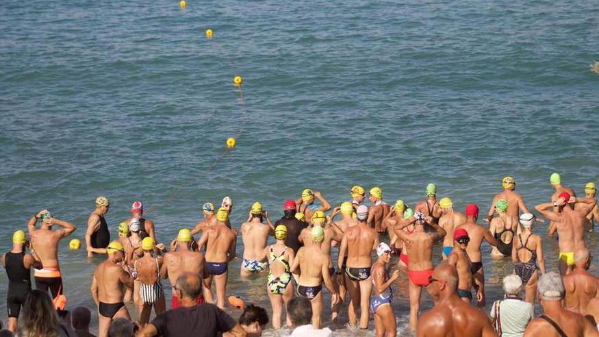 Tutti in mare per solidarietà Successo della Natalonga