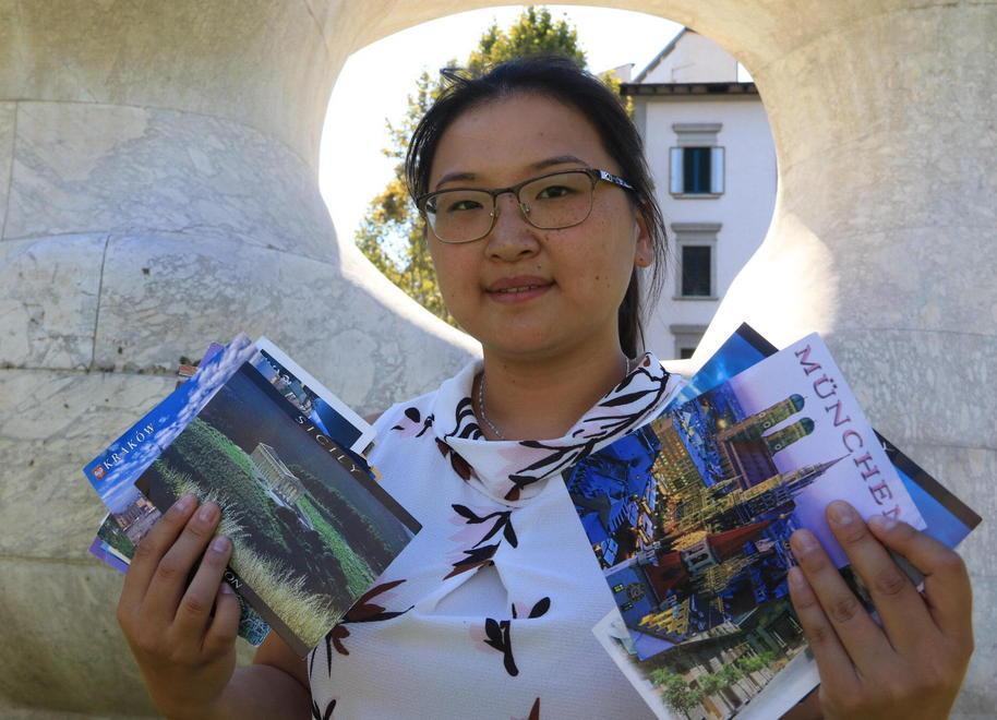 Xiaoyun viaggia in cartolina «Meglio dei selfie in ferie» 