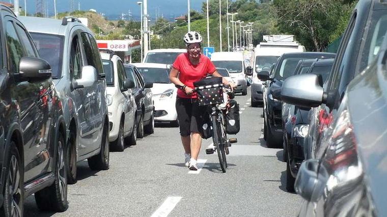 Traffico bloccato sull’unica via di accesso