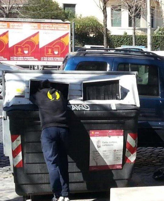 Via alla multa di 50 euro per chi rovista nei cassonetti 