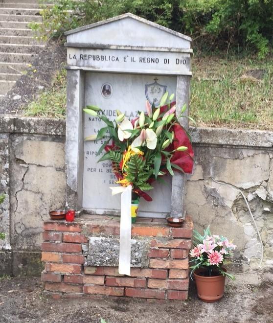 Sulla tomba del Profeta c’è un mazzo di fiori 