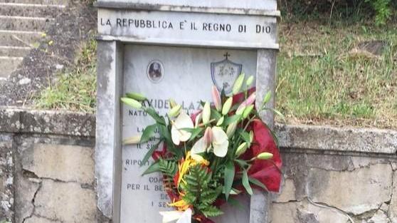Sulla tomba del Profeta c’è un mazzo di fiori
