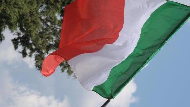 Bandiera a lutto per i morti di Genova