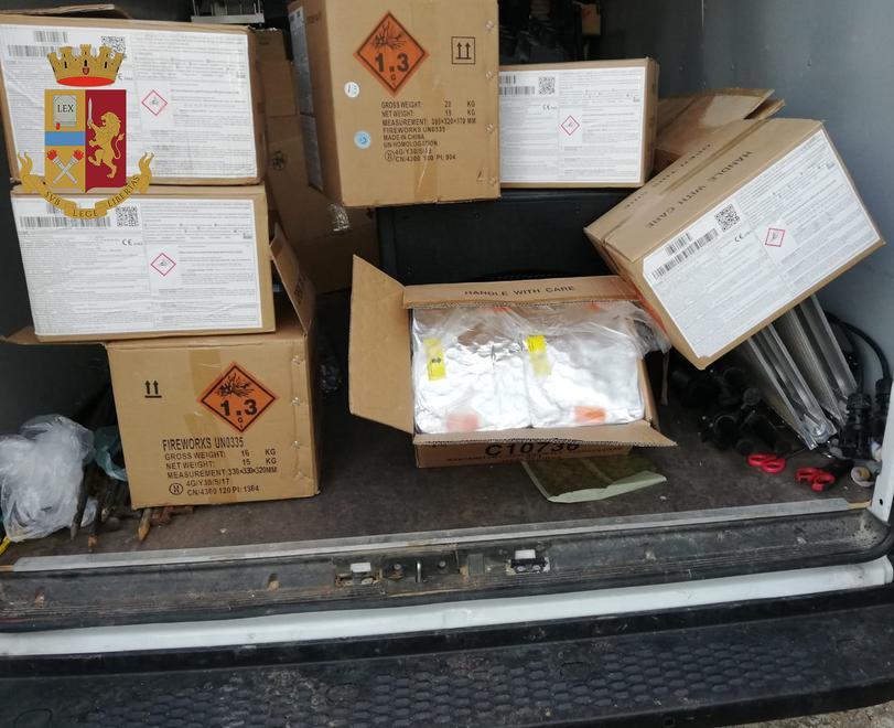 Sequestrati 300 chili di fuochi d’artificio su camion irregolare diretto in un’azienda 