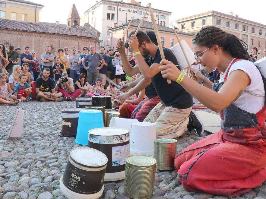 L’esordio dei buskers, primo bagno di folla La città si anima nel segno della musica 