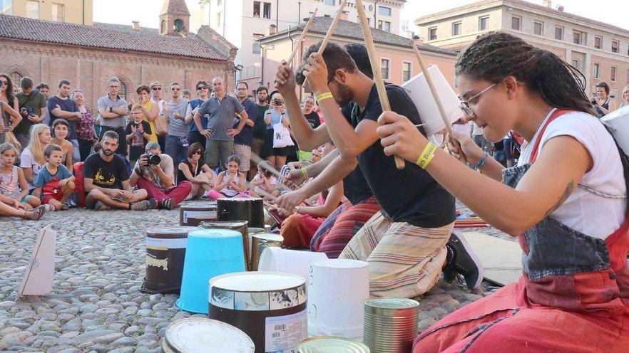 L’esordio dei buskers, primo bagno di folla La città si anima nel segno della musica