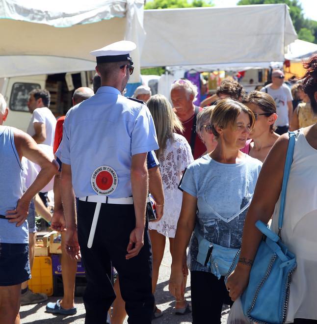 Acquista un giocattolo dal venditore abusivo Prima multa dell’estate per una turista ai Lidi