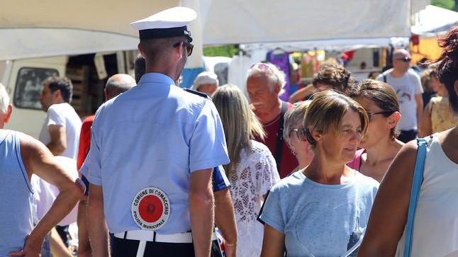 Acquista un giocattolo dal venditore abusivo Prima multa dell’estate per una turista ai Lidi