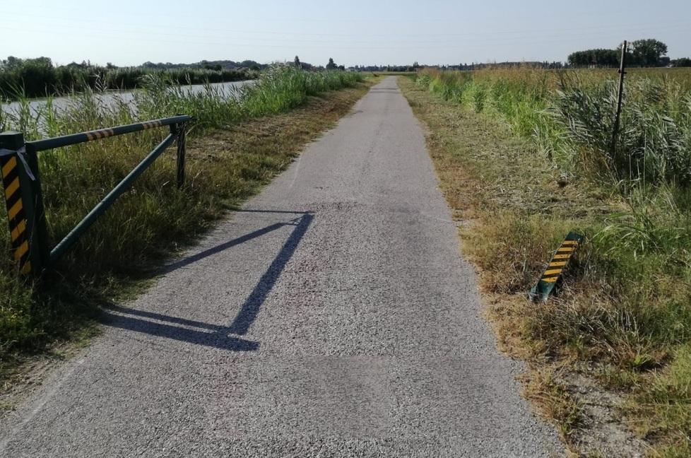 La sbarra non è chiusa Percorso cicloturistico invaso da automobili