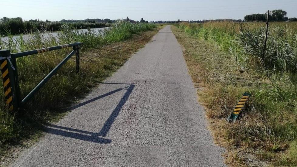 La sbarra non è chiusa Percorso cicloturistico invaso da automobili