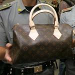 Borse e scarpe contraffatte dalla Cinasequestrati 1600 pezzi