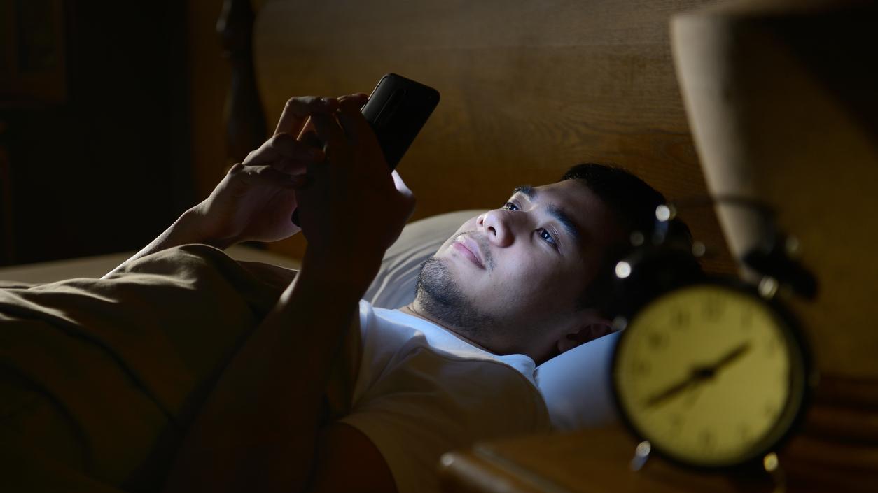 Manca il sonno: l'abuso dei social causa l'aumento delle cefalee