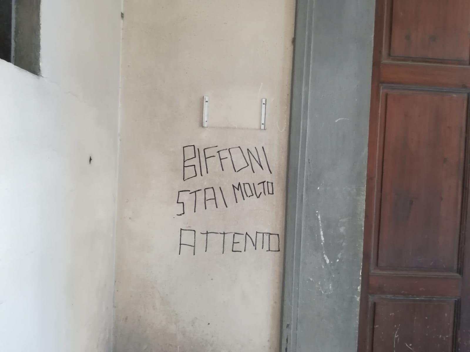 La scritta trovata sulla facciata del Palazzo comunale