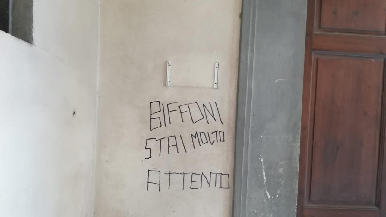 La scritta trovata sulla facciata del Palazzo comunale