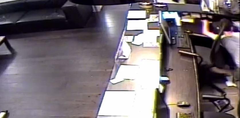 Il ladro in azione nella palestra Kinetic ripreso dalle telecamere